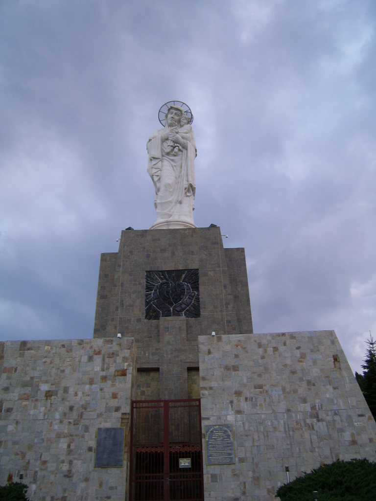 Паметникът на Света Богородица на хълма Ямача